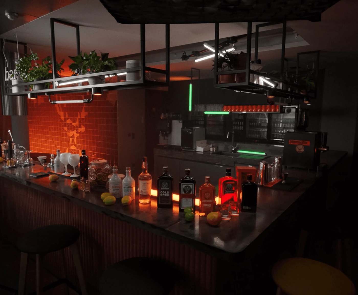 Jägermeister Townhall Show 2024 – Bar-Set mit Hirsch-Projektion und LED-Tubes
