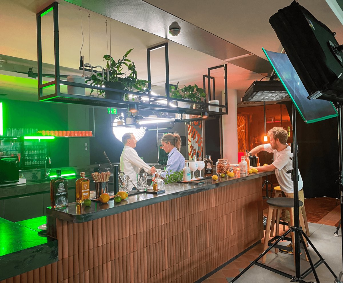 Jägermeister Townhall Show 2024 – making-of: film lighting with softbox at the bar set