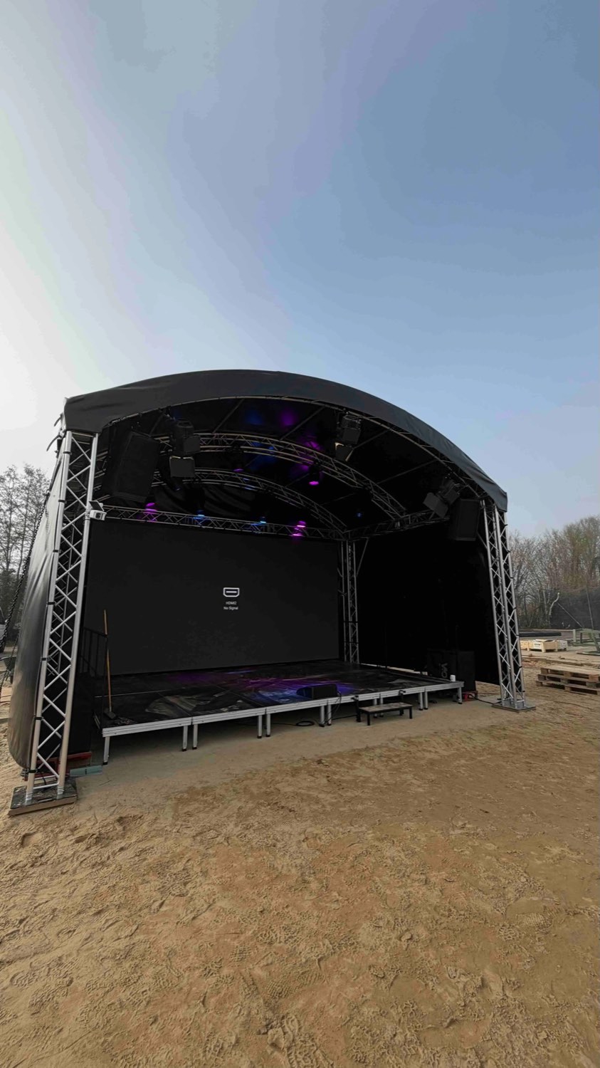 Bühnen-Festinstallation Campingplatz Waabs an der Ostsee – feste Bühne am Campingplatz-Eingang von photon Veranstaltungstechnik