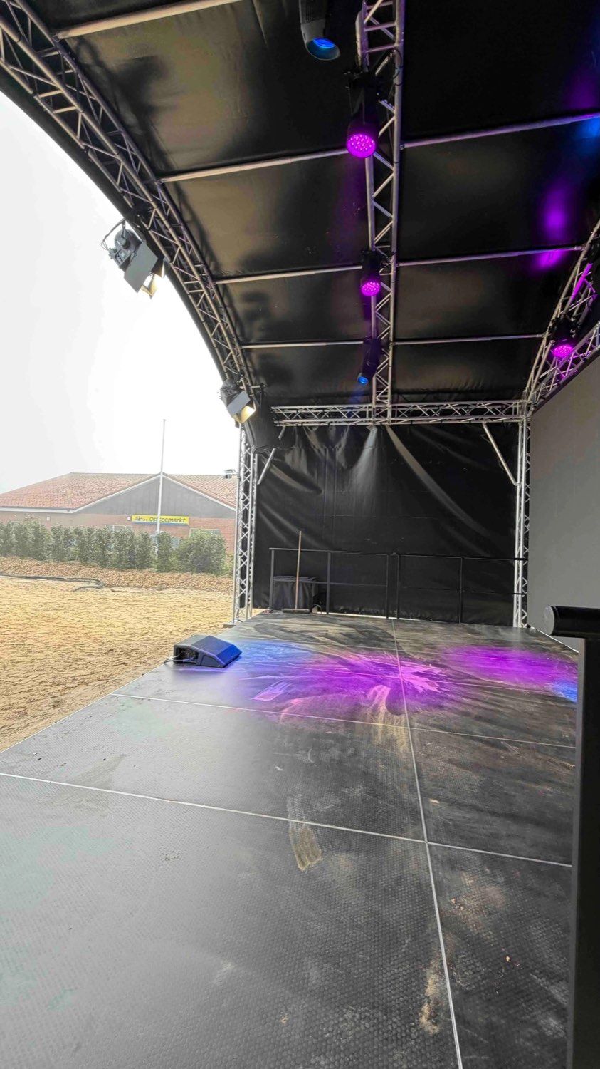 Überdachte Außenbühne hält Regen stand – wetterfeste Bühnentechnik für Outdoor-Rennen von photon