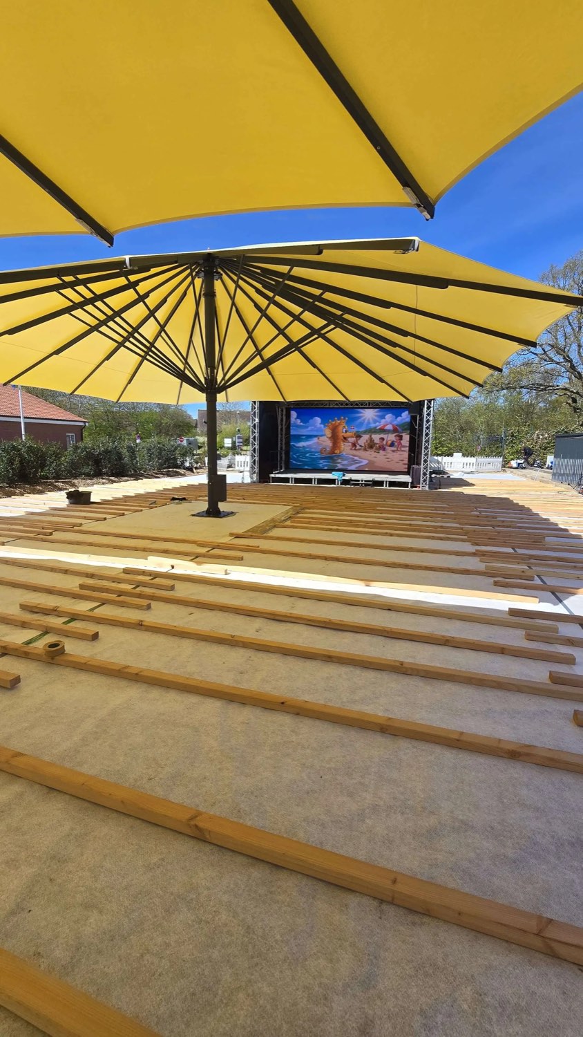 Bühnen-Festinstallation Campingplatz Waabs an der Ostsee – Bühnenkonstruktion mit angehängter LED-Wand von photon Veranstaltungstechnik