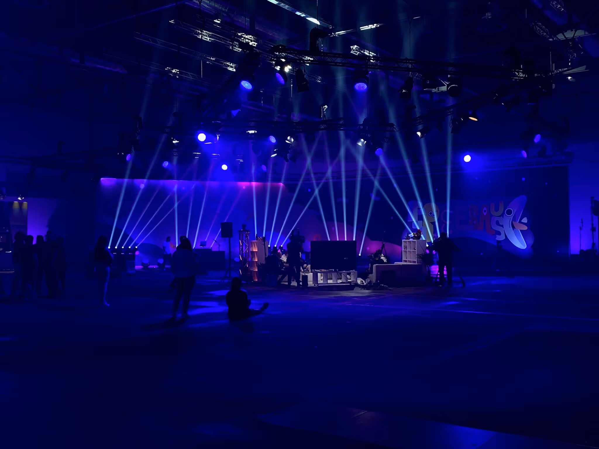 Lichtshow mit Beams in der Messehalle der Koelnmesse – Messeproduktion von photon