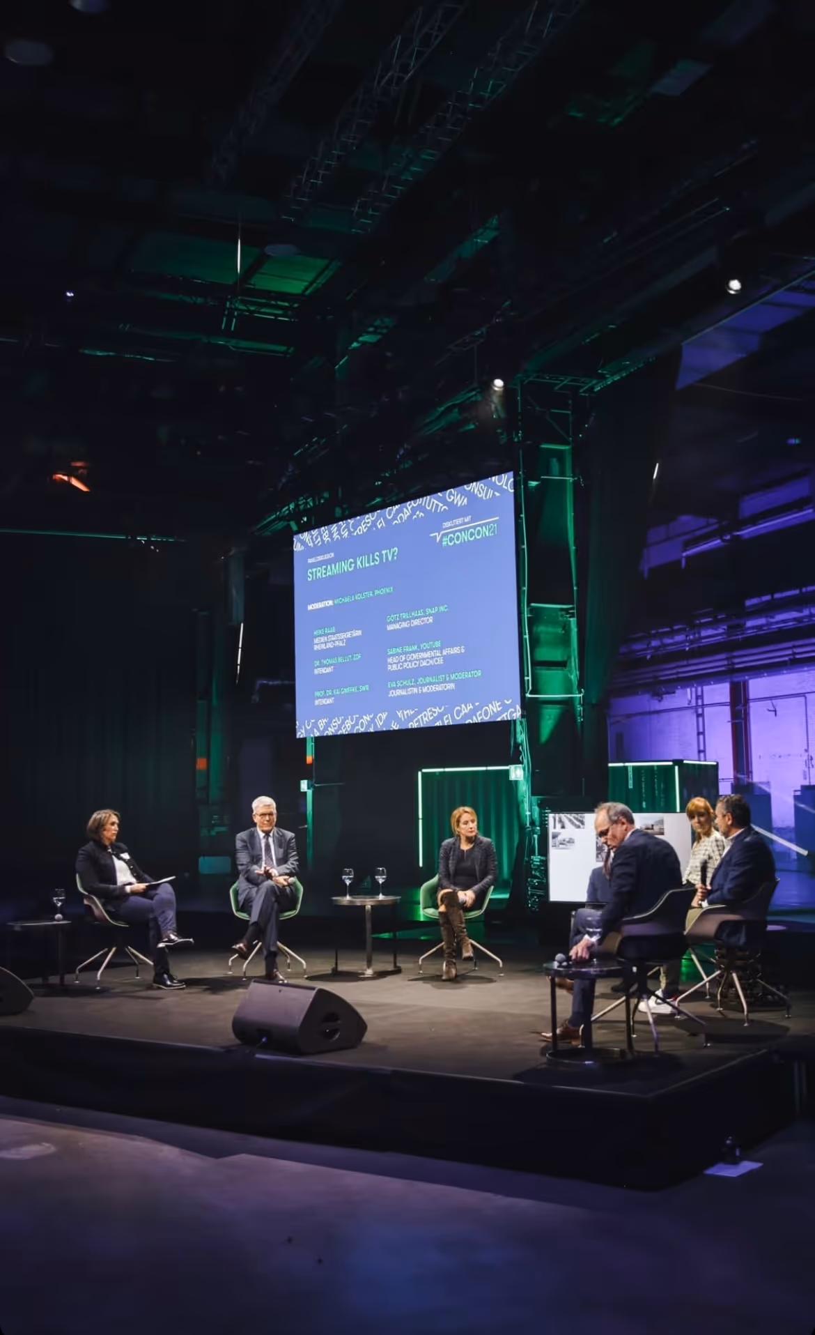 Panel-Diskussion unter LED-Leinwand bei einer Konferenz – Tagungstechnik von photon