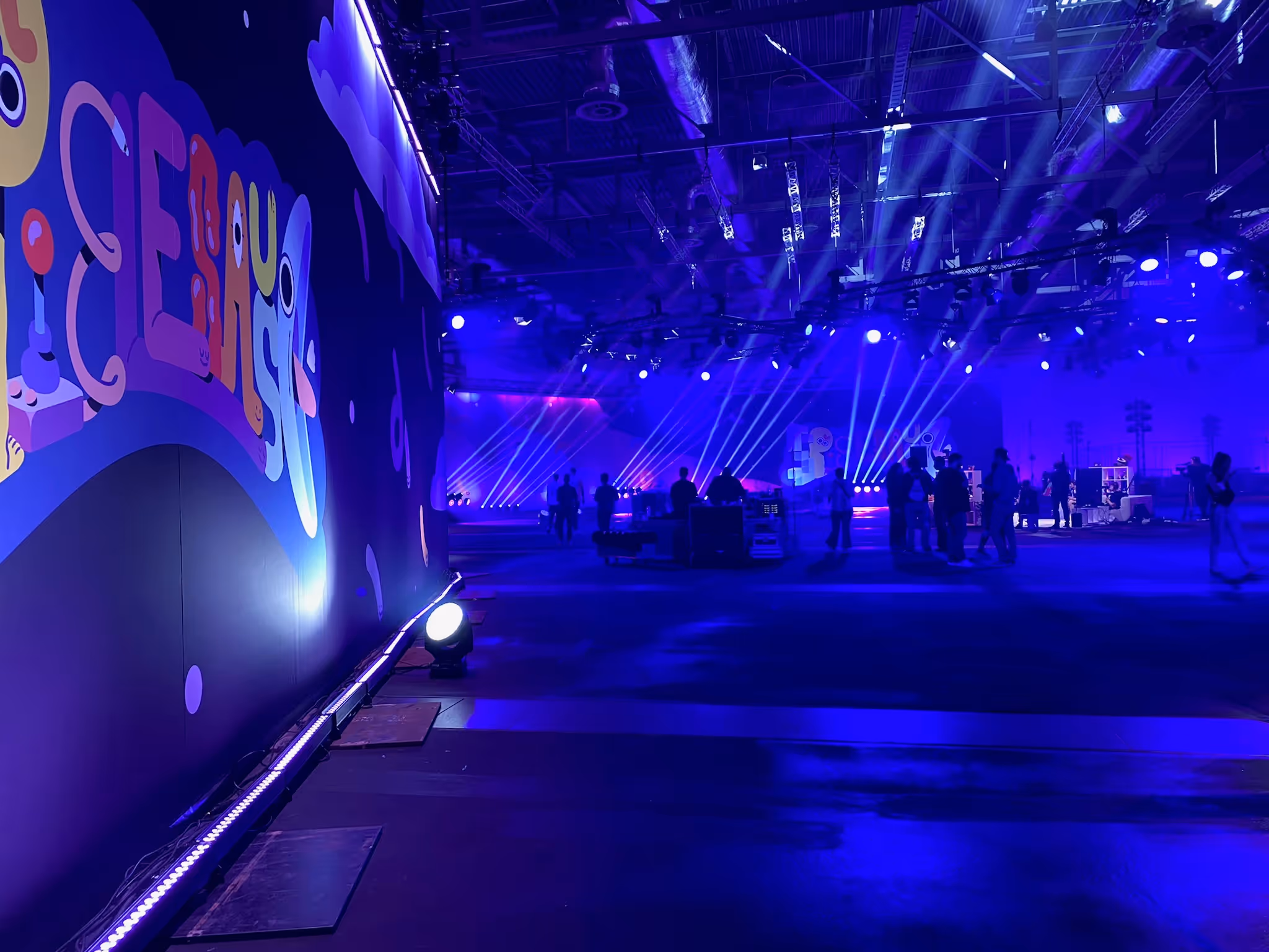Blau illuminierte Messeveranstaltung in der Messe Köln – Lichttechnik von photon