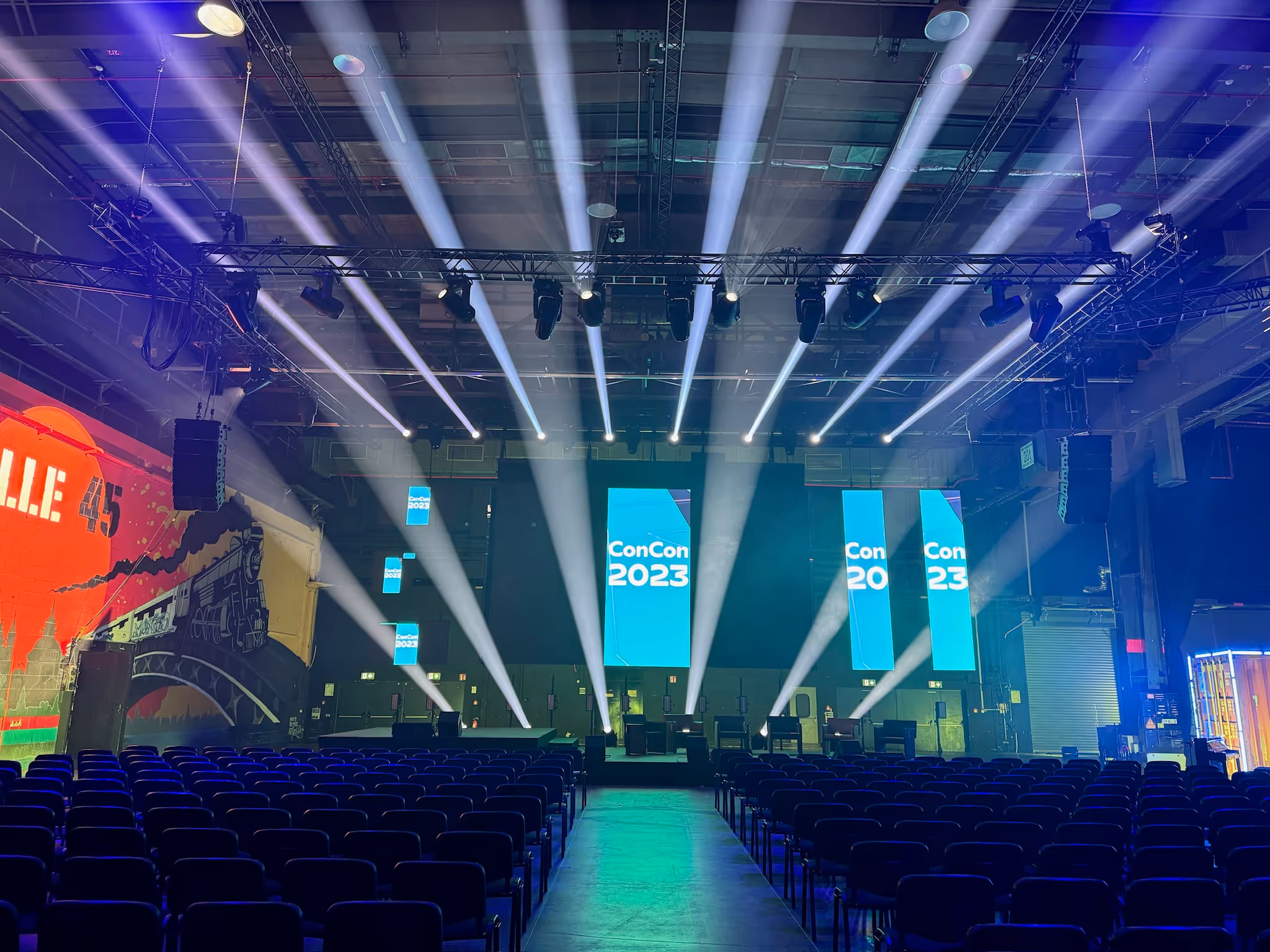 Podium mit Stühlen vor LED-Wand – Bühnen- und Präsentationstechnik von photon