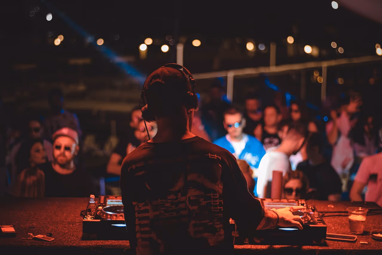 DJ an den Turntables vor tanzender Menge – Ton- und Lichttechnik für Tanzveranstaltungen von photon