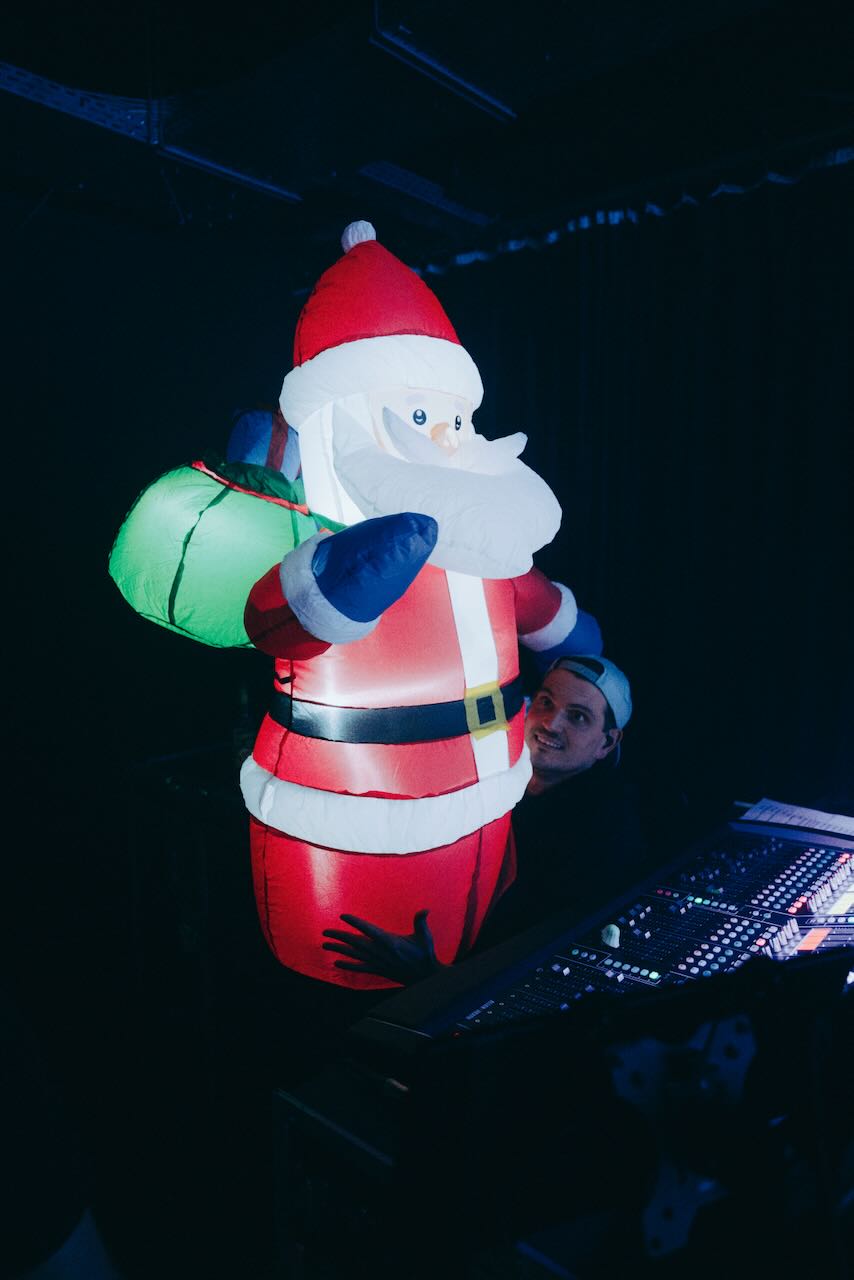 Colourful stage show with lighting effects – show technology by photon