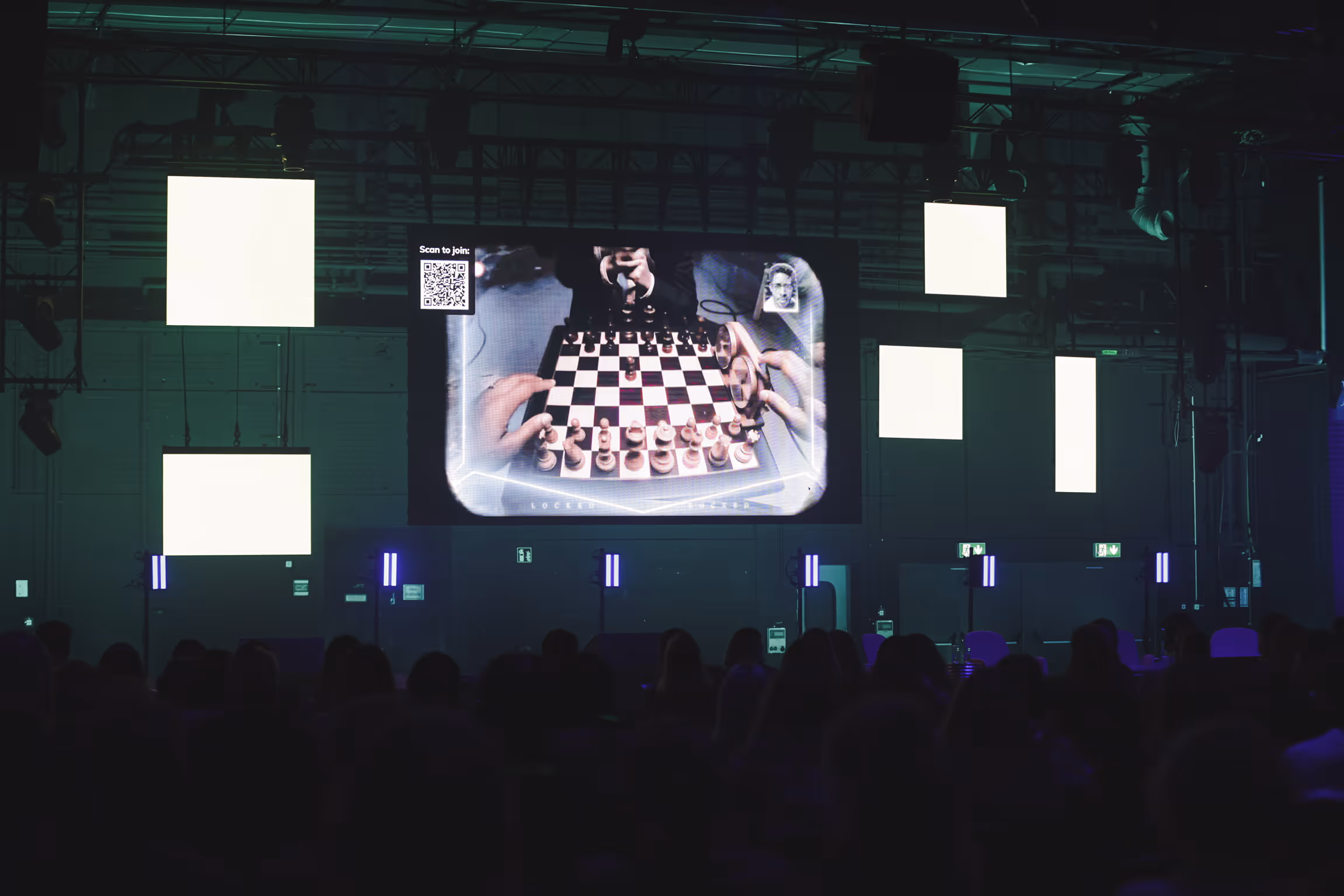 Live-Übertragung eines Schach-Turniers auf großer Leinwand vor Publikum – Eventtechnik von photon