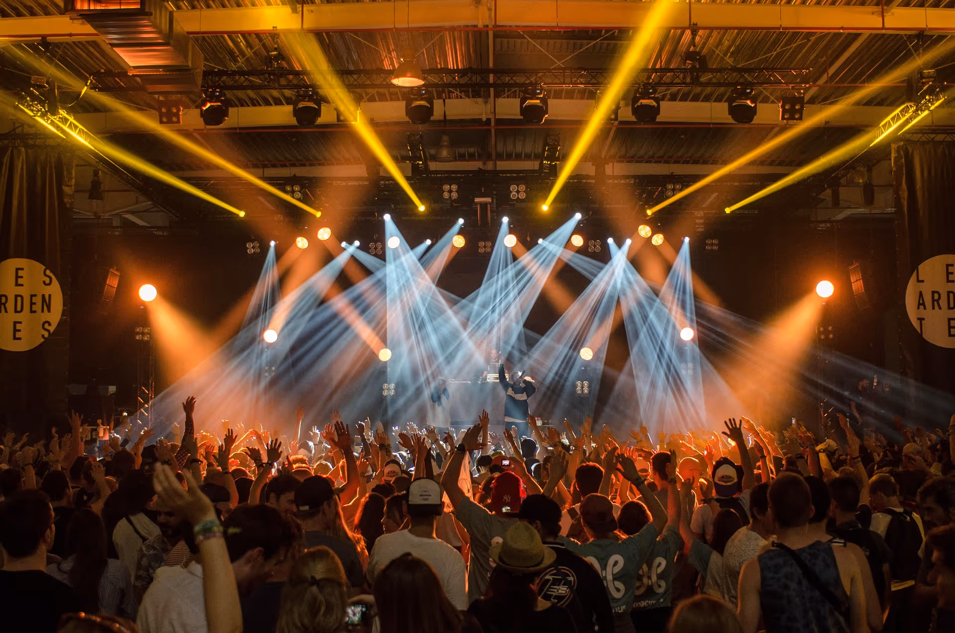 Publikum vor beleuchteter Open-Air-Bühne – Ton- und Lichttechnik von photon