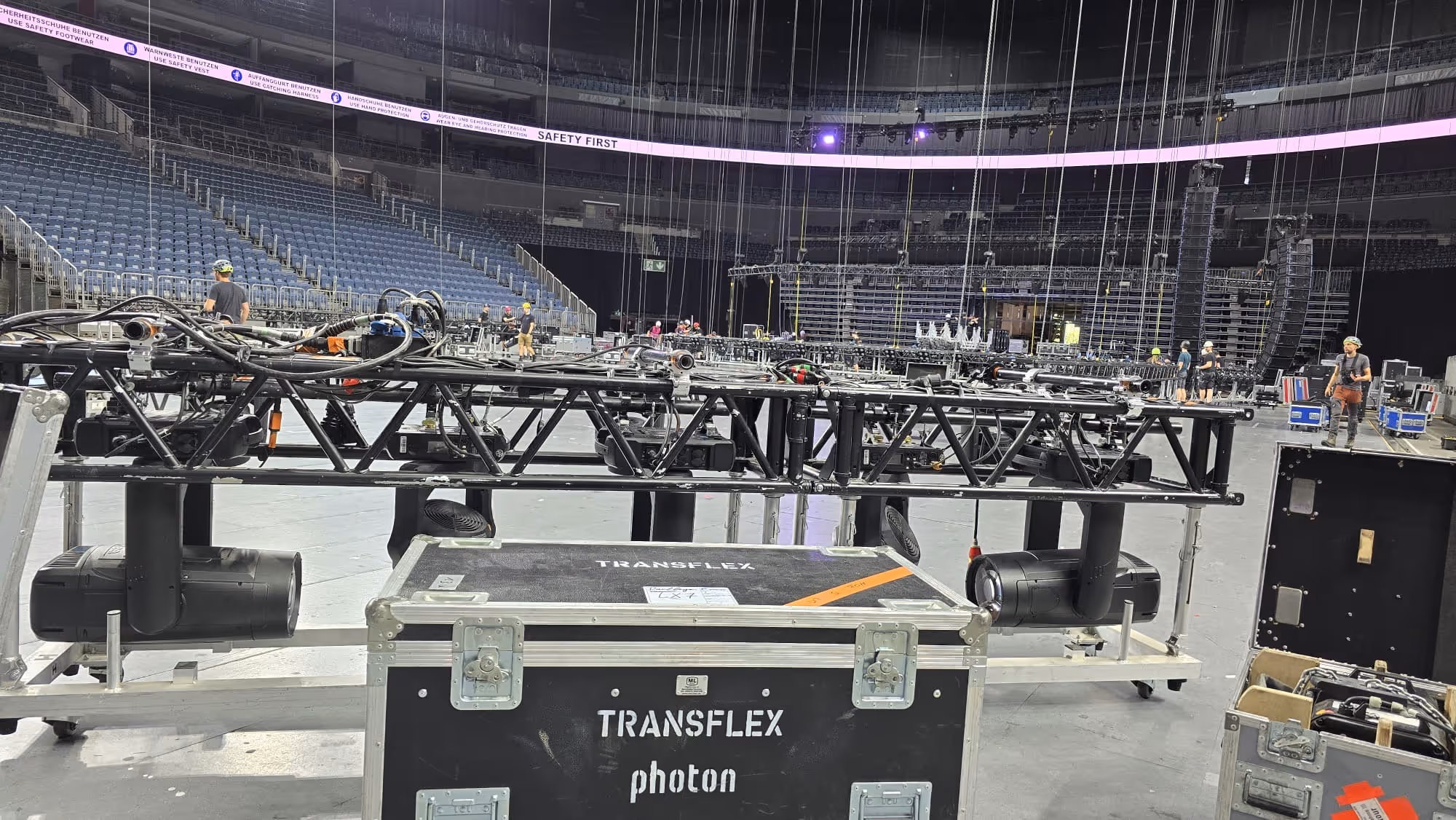 Traversen und Technik-Cases beim Aufbau in einer Arena – Produktionstechnik von photon