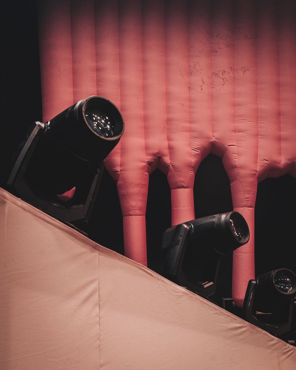 Das Lumpenpack – Bevor der Mut dich verlässt Tour 2026, Turbinenhalle Oberhausen – Moving Heads auf der Bühnenschräge vor den Farbtropfen