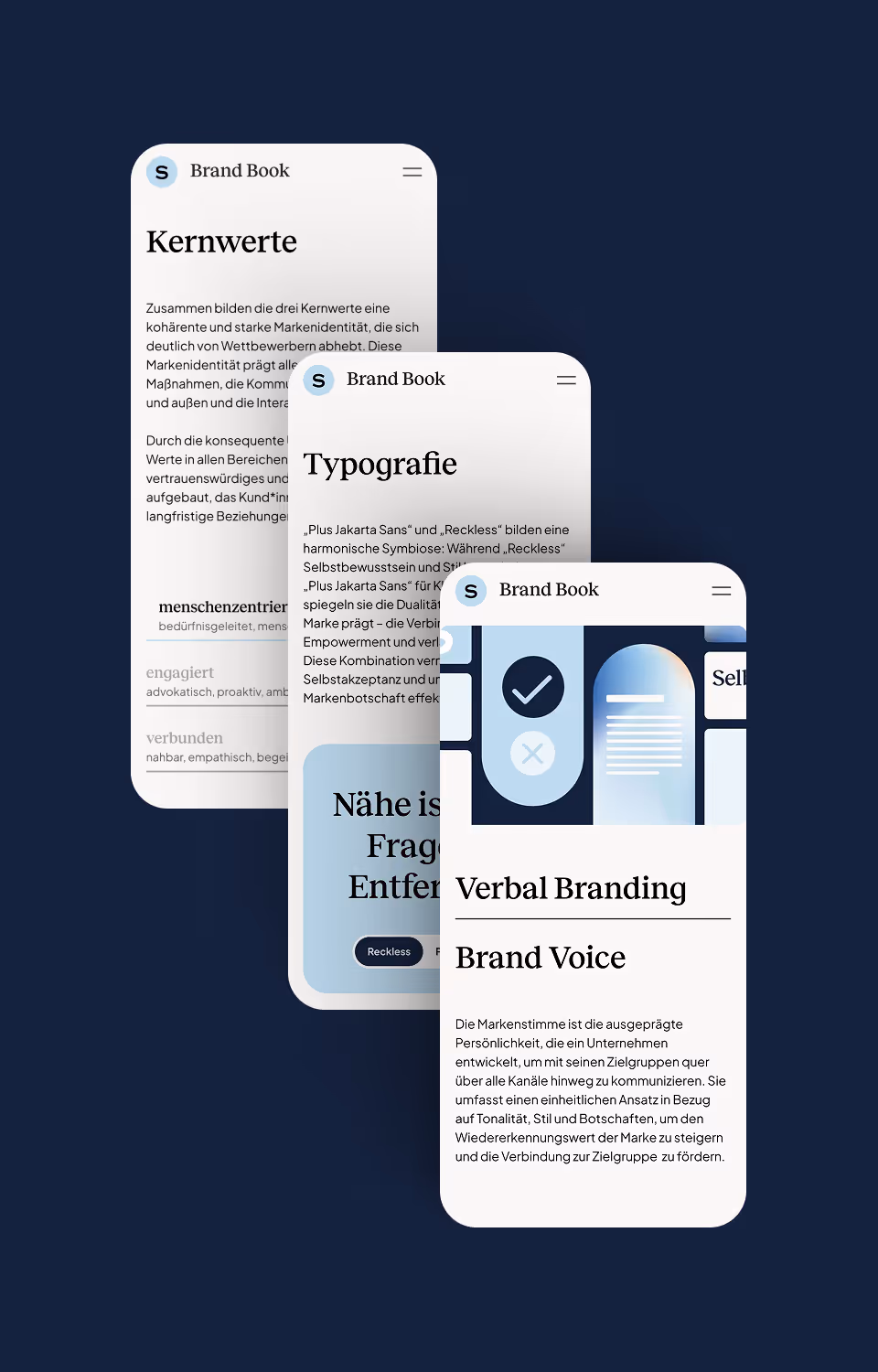 Darstellung von drei übereinanderliegenden Smartphone-Mockups mit Auszügen eines Brand Manuals für Spielmann, erstellt von Achtzehn Grad. Die Bildschirme zeigen verschiedene Abschnitte wie „Kernwerte“, „Typografie“ und „Verbal Branding / Brand Voice“. Das Design ist klar strukturiert, mit schwarzen Überschriften, hellem Hintergrund und blauen Akzenten, vor einem dunkelblauen Hintergrund.