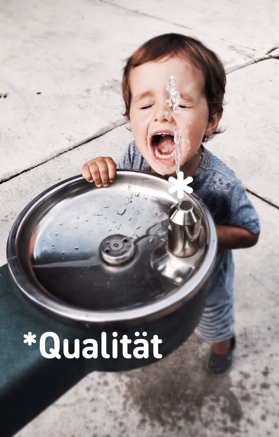 Kind trinkt aus Wasserbrunnen – Symbol für Qualität und sauberes Trinkwasser durch Frischhut-Produkte.