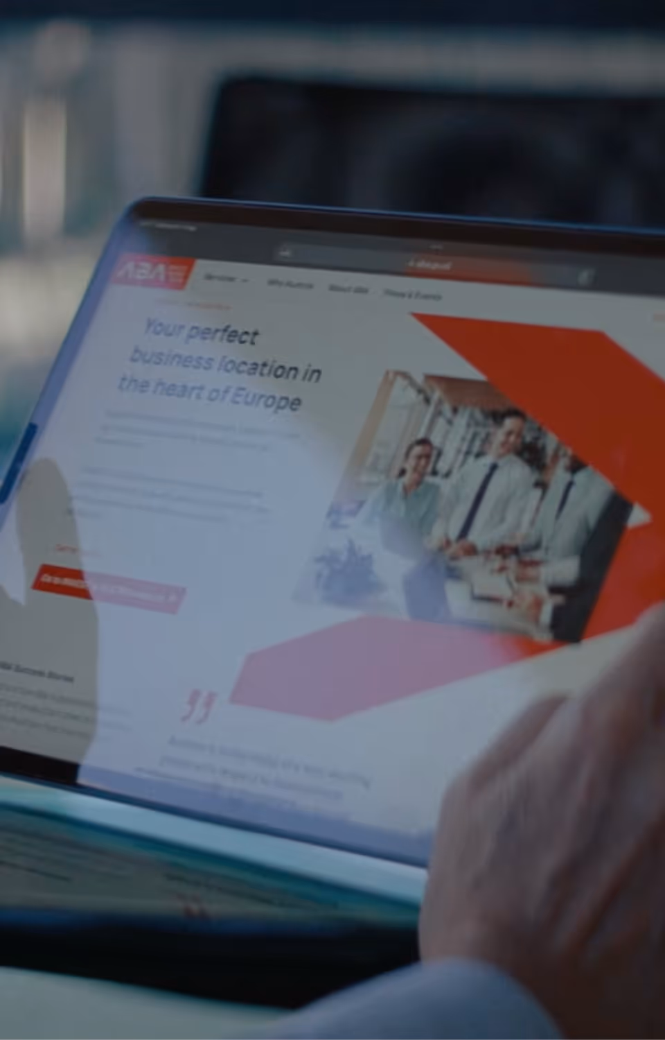 Laptop mit aufgerufener ABA-Website. Die Seite zeigt den Slogan „Your perfect business location in the heart of Europe“ und ein Gruppenbild im Office.