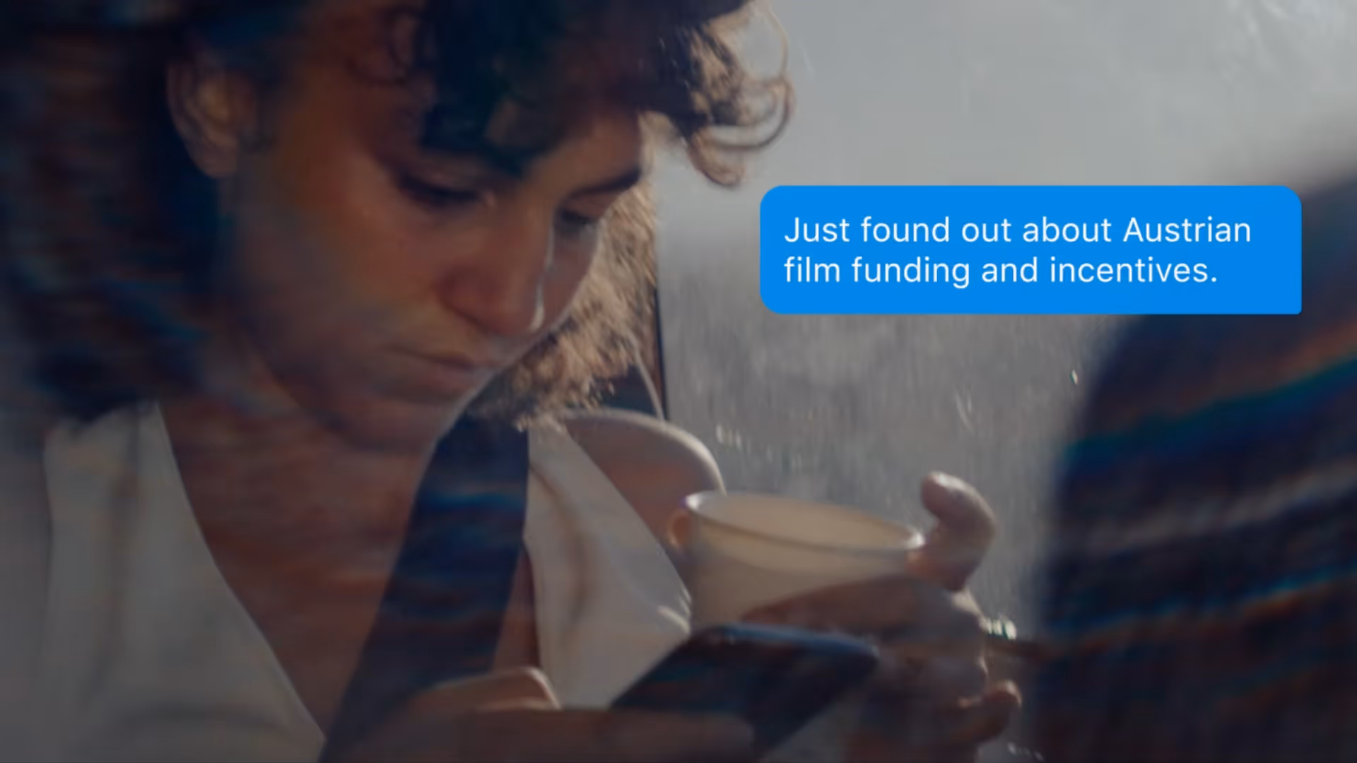 Junge Frau im Zug mit Smartphone und Kaffee. Overlay-Text über Filmförderung in Österreich.