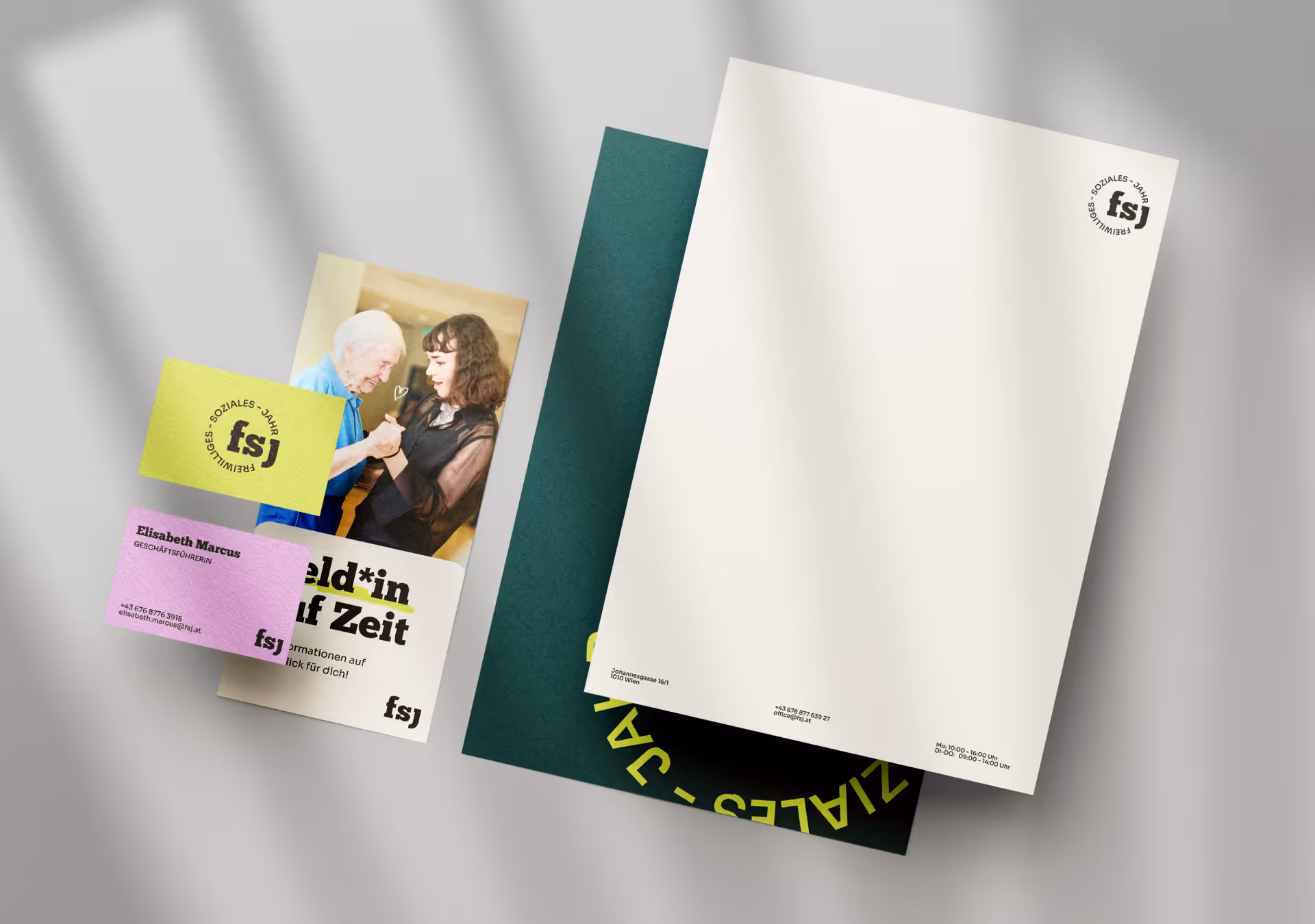 Geschäftsausstattung des Freiwilligen Sozialen Jahrs mit Briefpapier, Visitenkarten und Bildmotiven im neuen Corporate Design, entstanden im Zuge des Re-Brandings durch die Marketingagentur Achtzehn Grad.