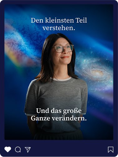 Frau mit Brille vor blauem Weltraumhintergrund mit Galaxie und Text über Verstehen und Verändern.
