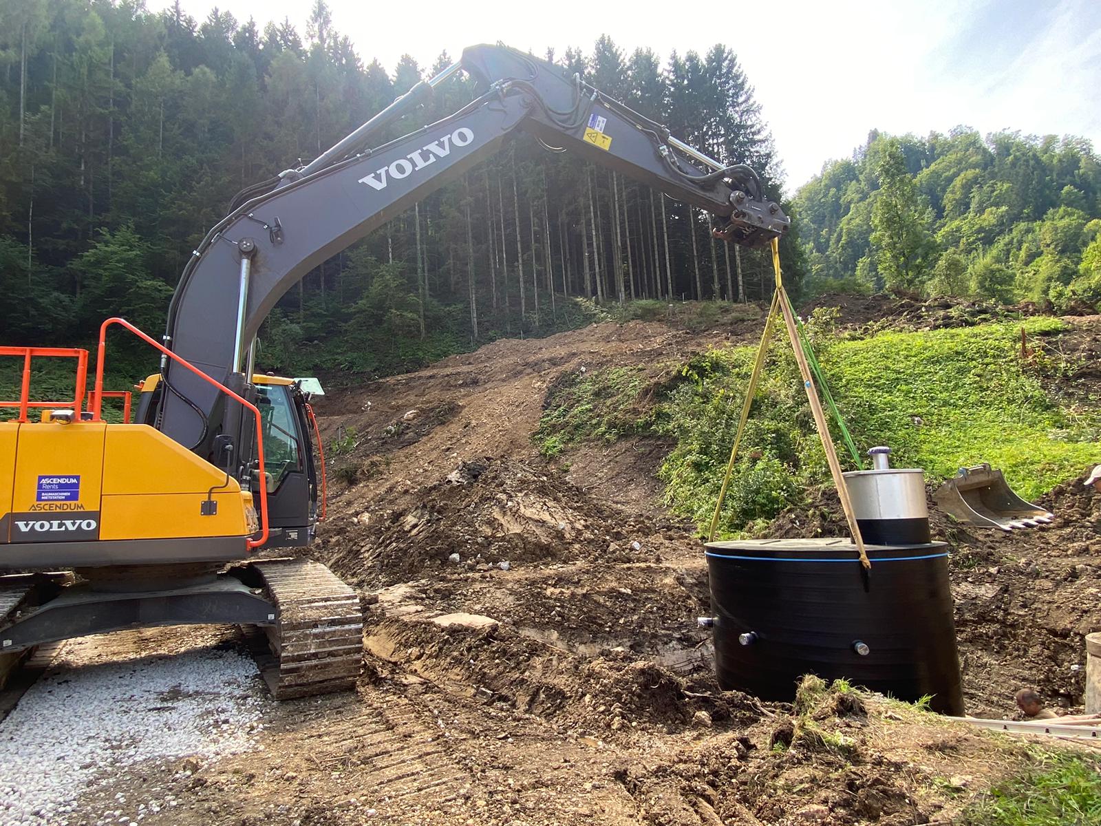 Bagger hebt Quellsammelschacht