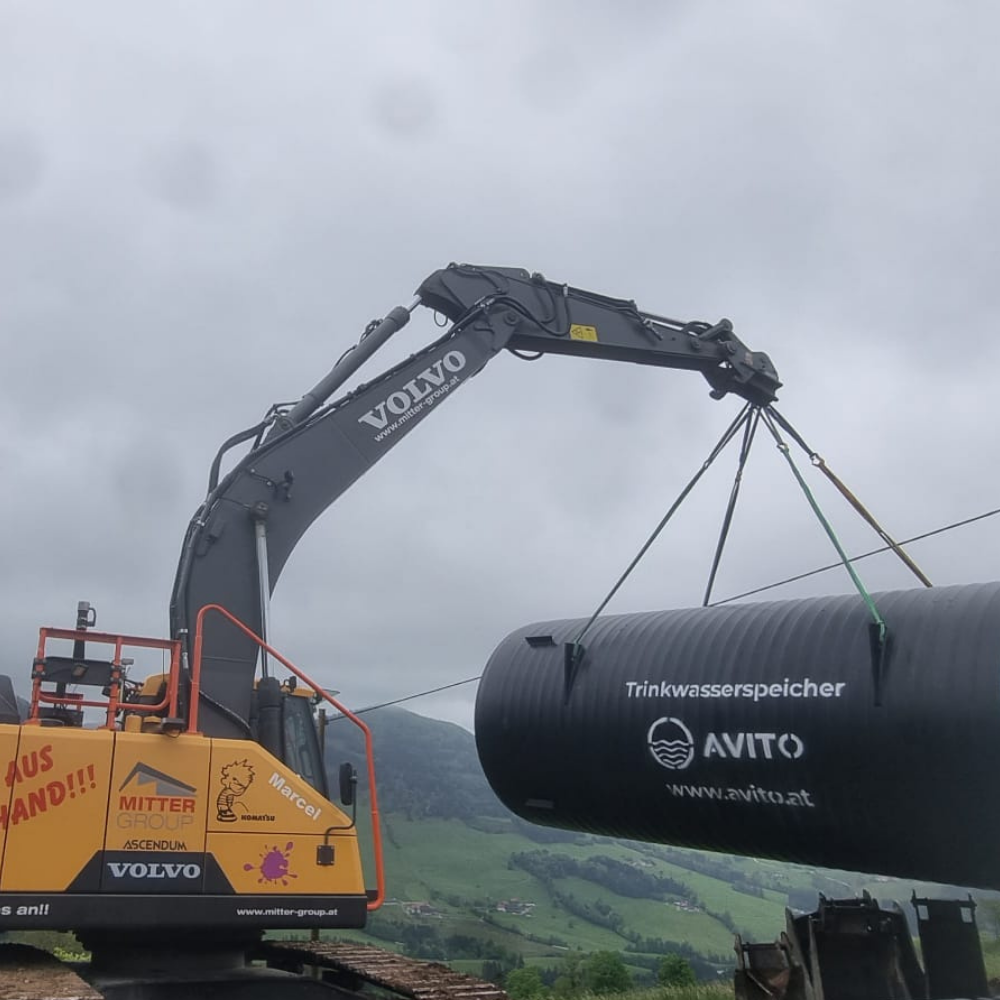 Bagger hebt Avito Trinkwasserspeicher