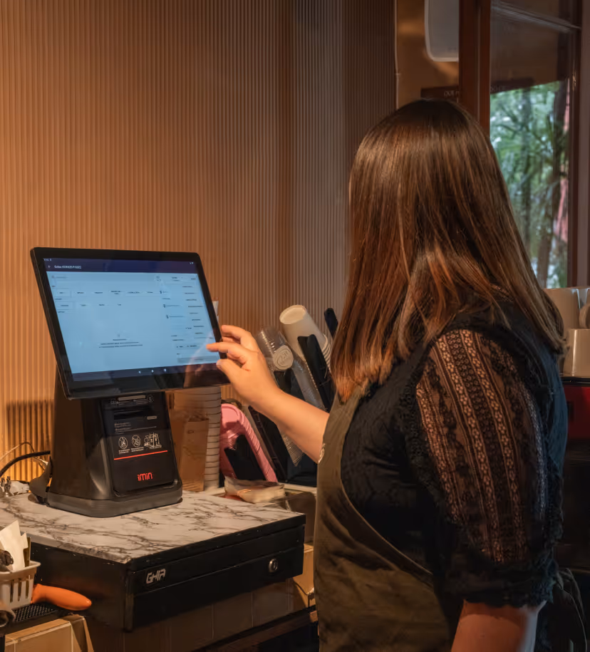 Dueña de restaurante utilizando el POS de Parrot Software