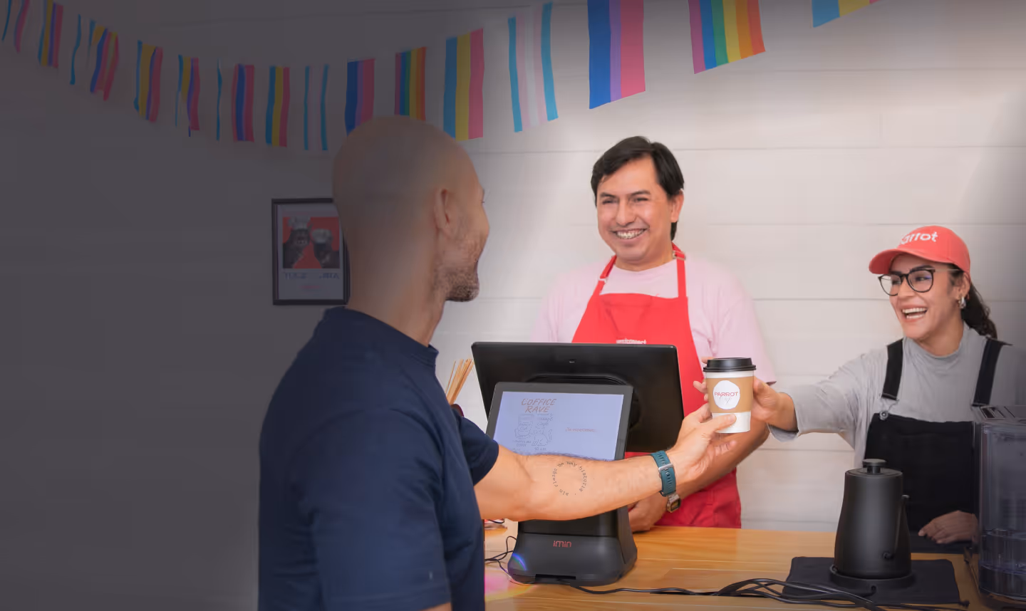 Cafetería entregando el pedido con el POS de Parrot