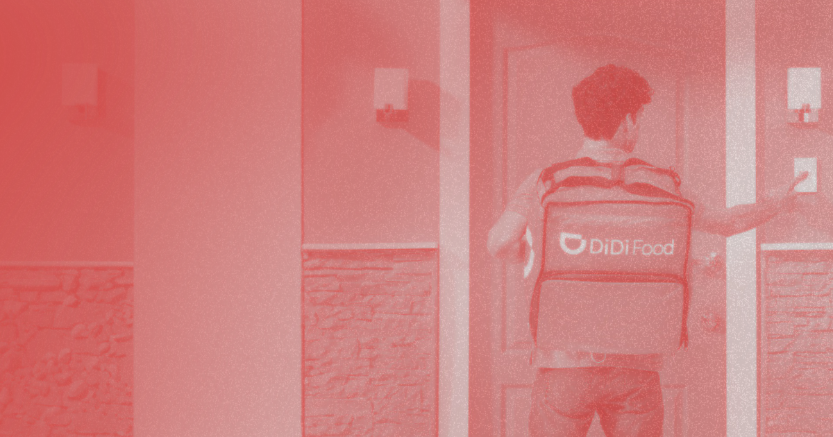 Repartidor de app de delivery entregando un pedido de comida a un restaurante en México