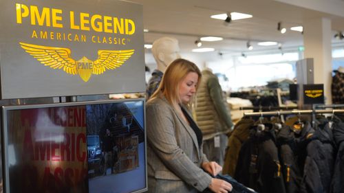 Eine junge Dame bei der Arbeit im Return Store in Grevenbroich am PME Legend-Stand.