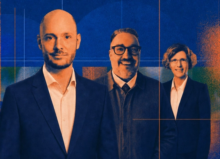 Drei Personen stehen nebeneinander vor einem abstrakten blauen Hintergrund mit orangefarbenen und grünen Akzenten, alle tragen formelle Kleidung und blicken in die Kamera.
