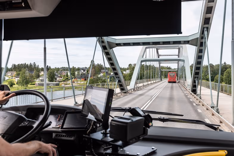 Bild där man ser Bergnäsbron inifrån en buss
