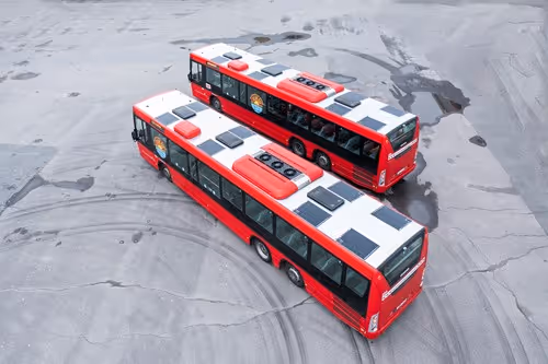 Bild på två bussar med solcellspaneler installerat på taket
