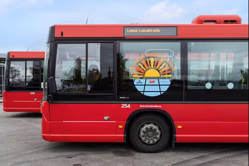 Bild på buss som är märkt med information att den är en solcellshybrid