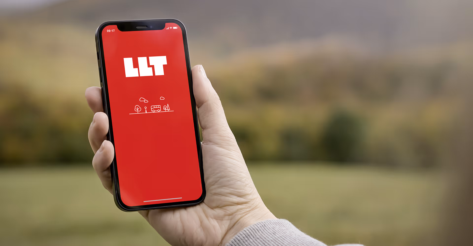 Hand håller en smartphone som visar appen LLT med röd bakgrund och en vit bussikon.