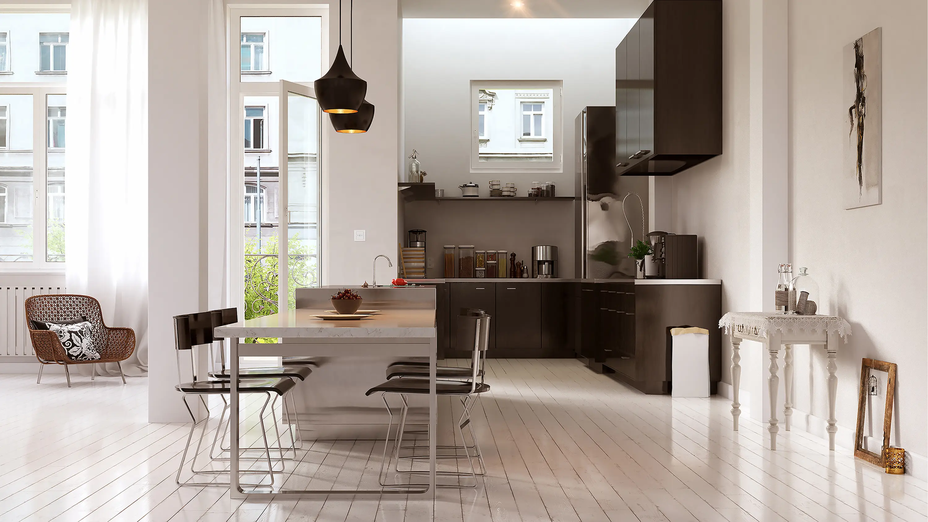 Cucina moderna e sala da pranzo con armadi in legno scuro, un'isola con ripiano in marmo con quattro sedie in metallo nero e due lampade a sospensione in alto. Una sedia in vimini con un cuscino a motivi geometrici si trova vicino a grandi finestre con tende bianche. Un tavolino bianco con tela di pizzo, bottiglie di vetro e una struttura in legno è appoggiato al muro a destra. La luce naturale riempie la stanza luminosa con pavimenti in legno bianco.