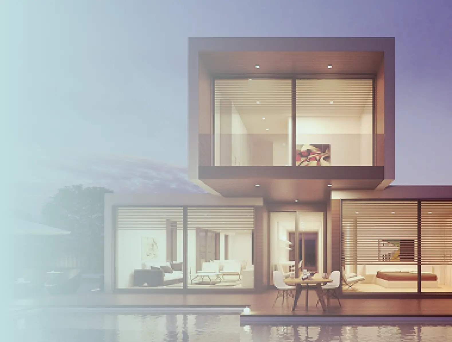 Moderna casa a due piani con grandi finestre in vetro e porte scorrevoli, che mostra un interno luminoso con soggiorno, zona pranzo e camera da letto, oltre a un set da pranzo all'aperto su una terrazza di legno accanto a una piscina riflettente al tramonto.