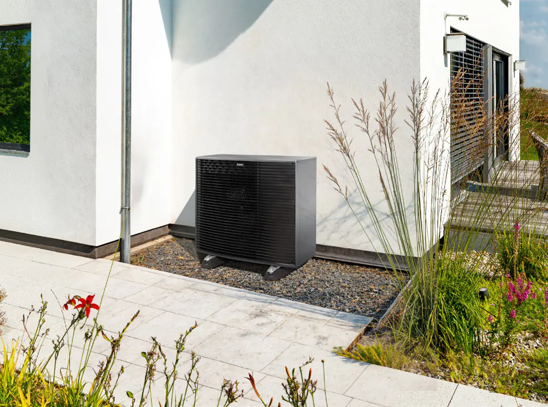 Unité extérieure Daikin installée pour une pompe à chaleur