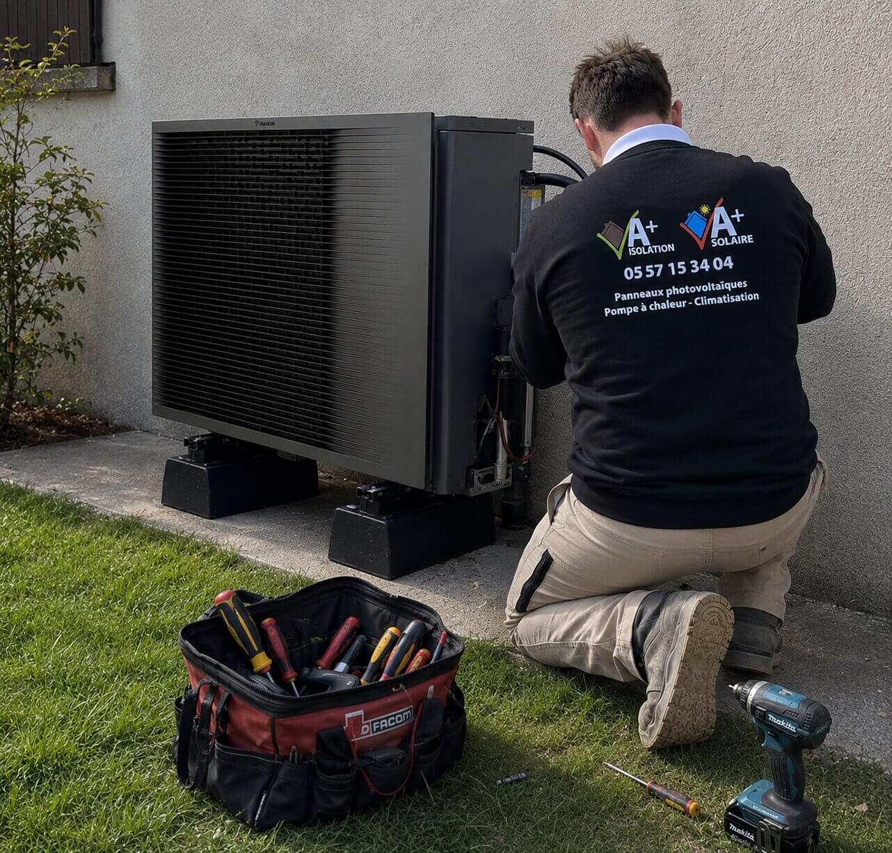 Technicien A+ Solaire intervenant sur une pompe à chaleur extérieure, avec outils de maintenance au sol.