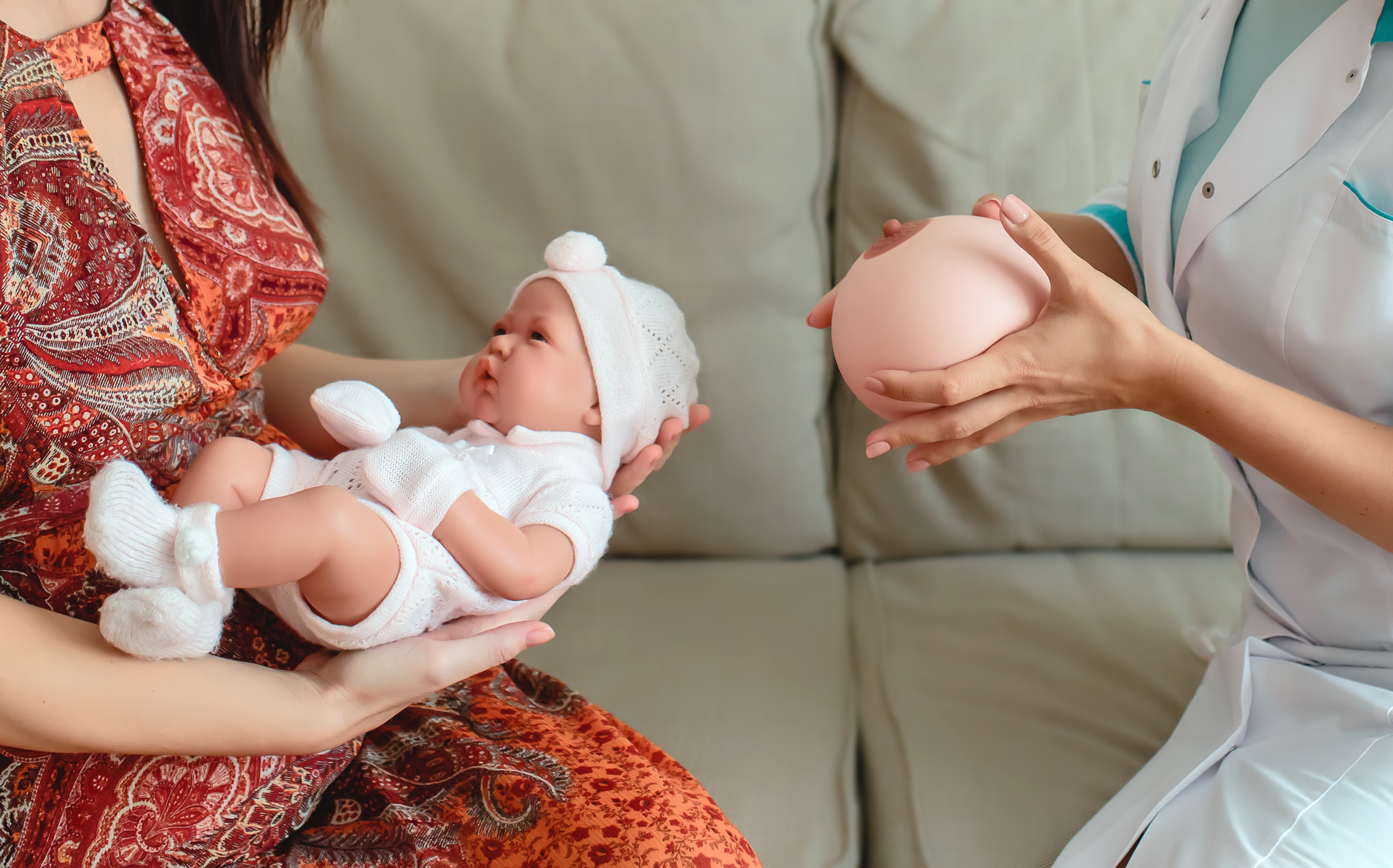 Stillberaterin Silvia Pallien IBCLC von der Stillberatung Trier unterstützt Mutter beim richtigen Anlegen