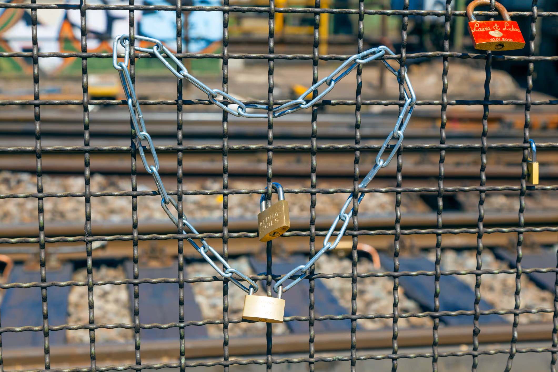 Großes Herz aus Kette symbolisiert Liebe für immer, Liebesschlösser an der Hohenzollernbrücke in Köln
