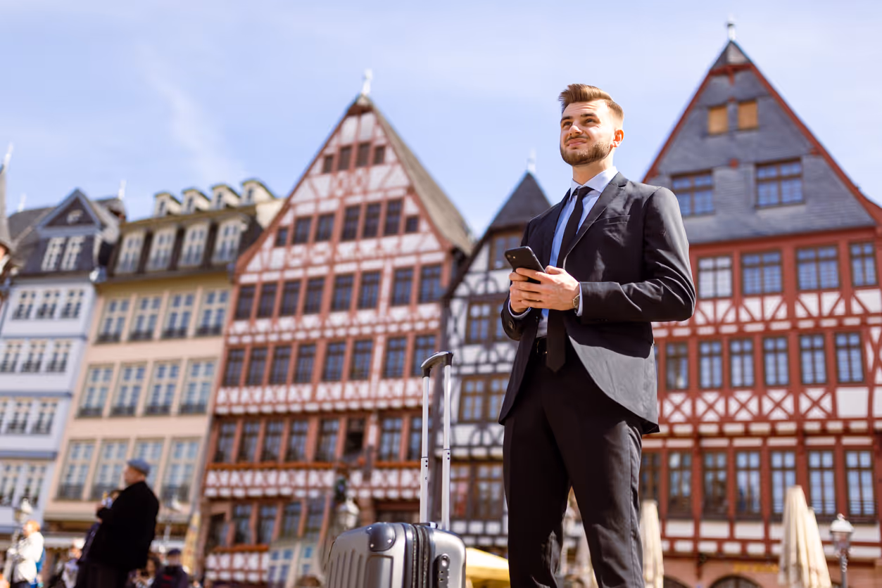 Geschäftsmann am Smartphone in der Frankfurter Altstadt