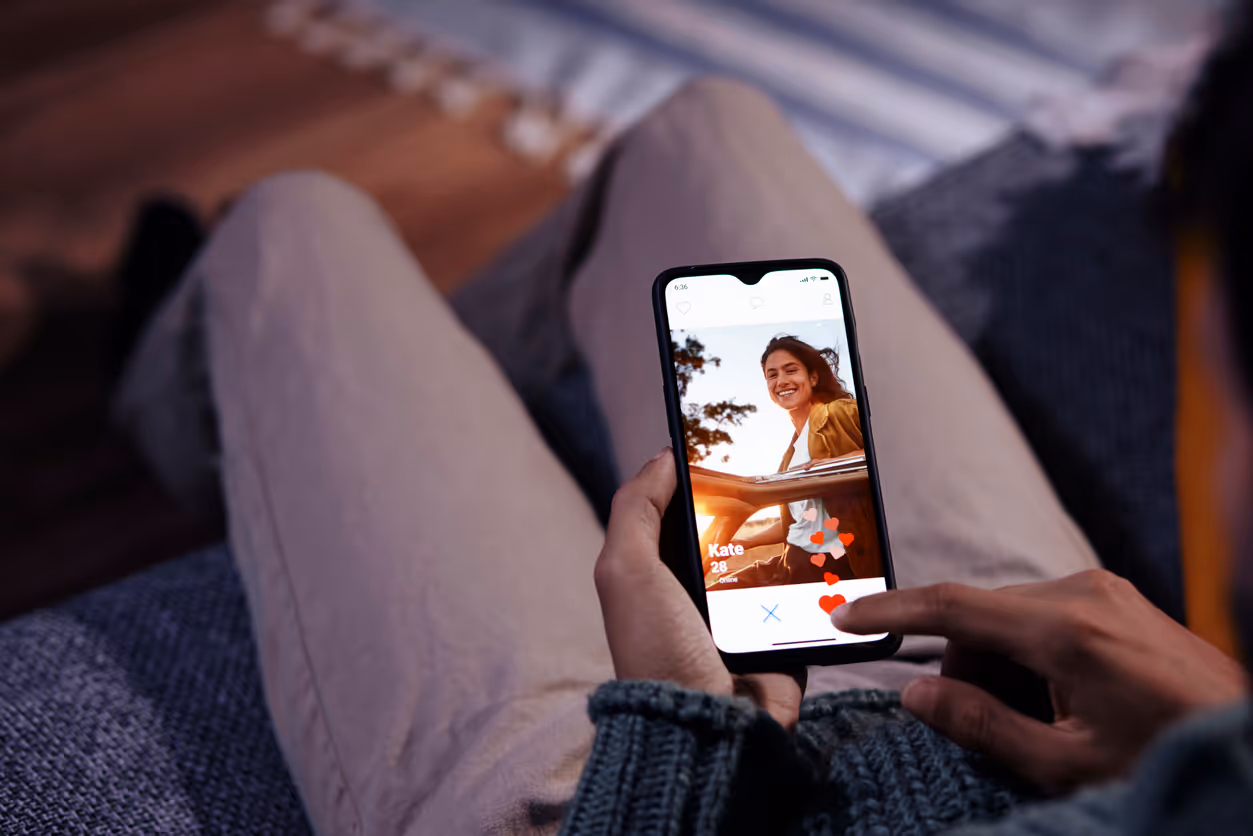 Mann vergibt Herzen an eine Frau in einer Dating-App