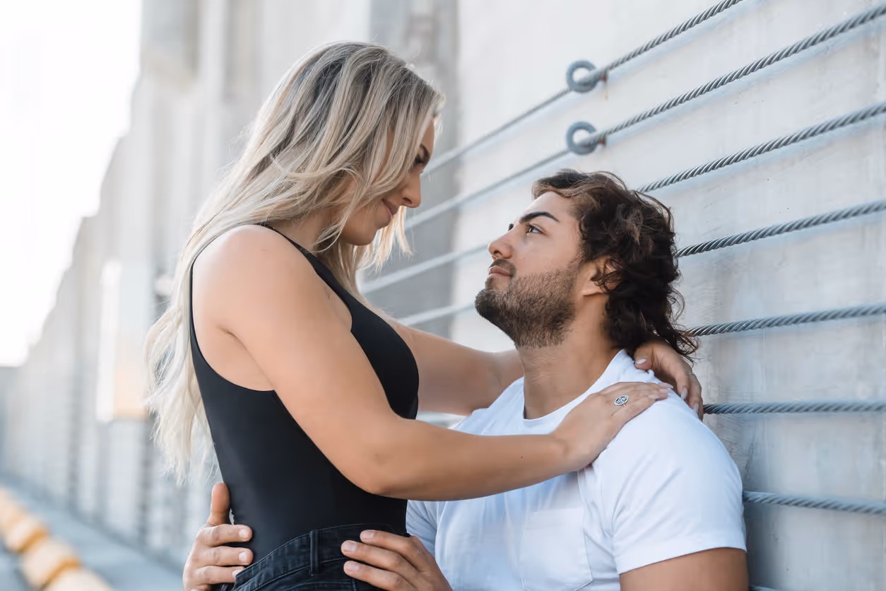 Ein Paar umarmt sich liebevoll, während sie sich in die Augen schauen