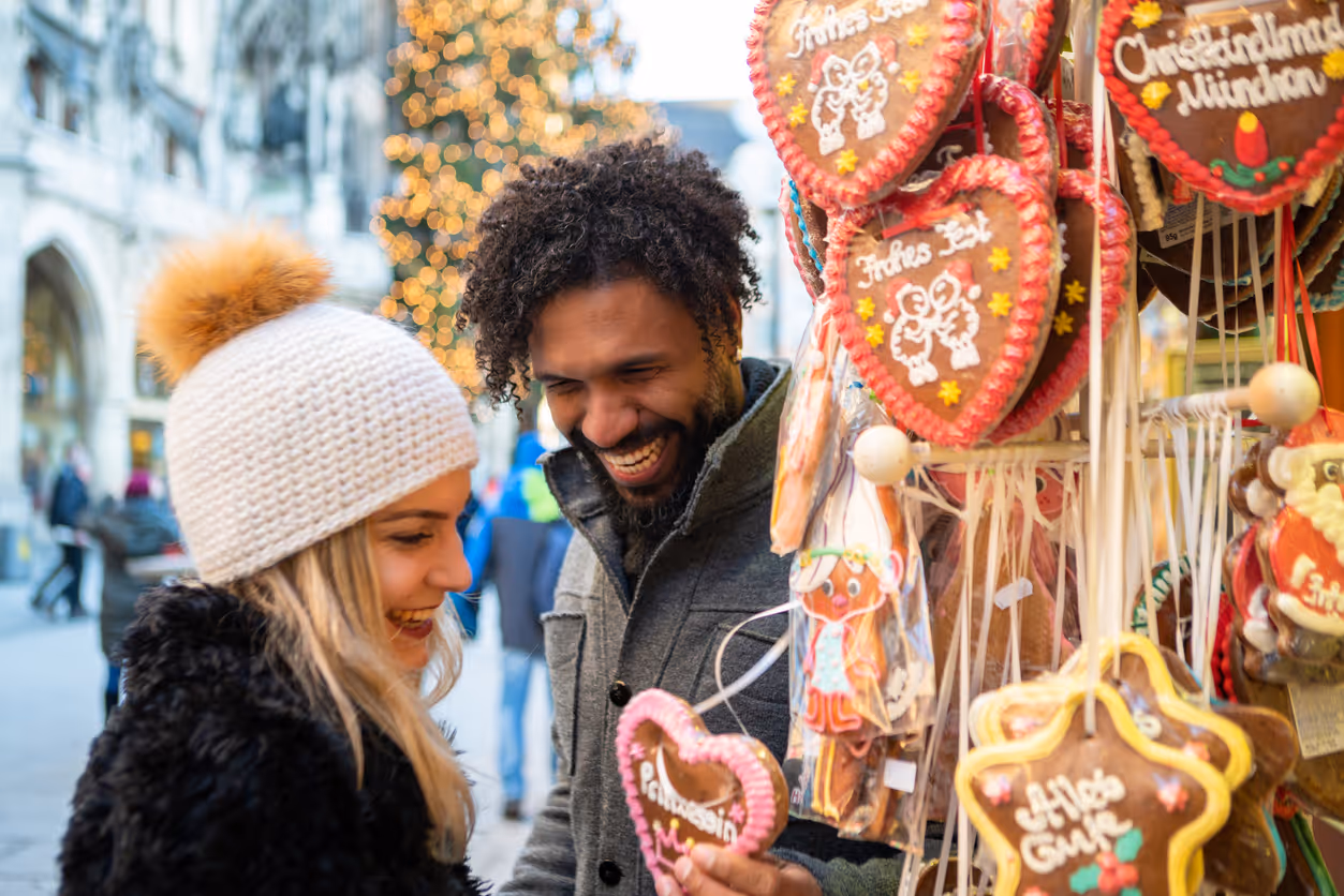 Verliebtes Paar kauft beim Oktoberfest ein Lebkuchenherz