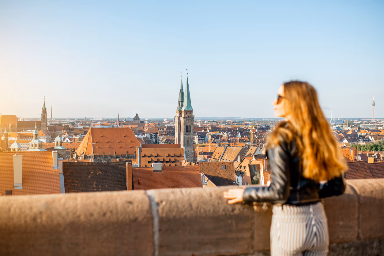 Frau vor der historischen Altstadt von Nürnberg