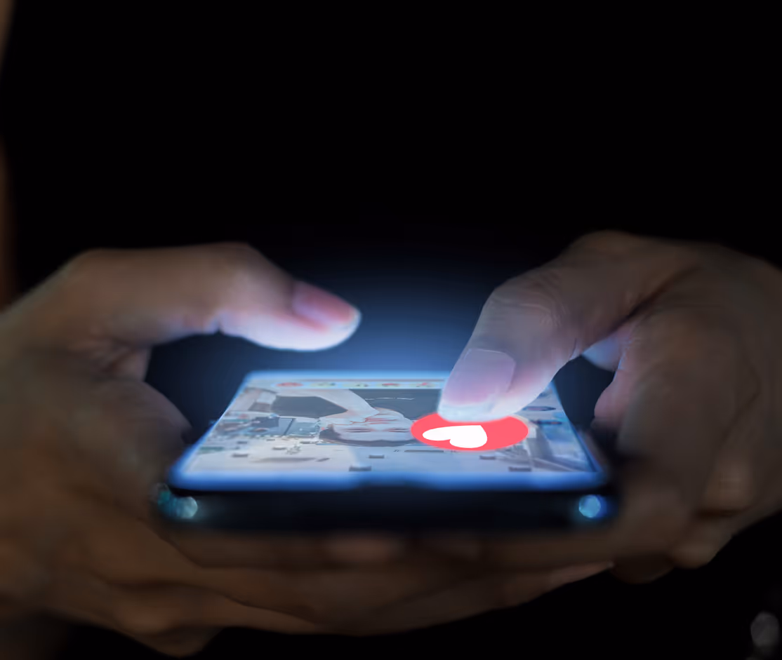 Frau vergibt ein Herz in Online-Dating-App