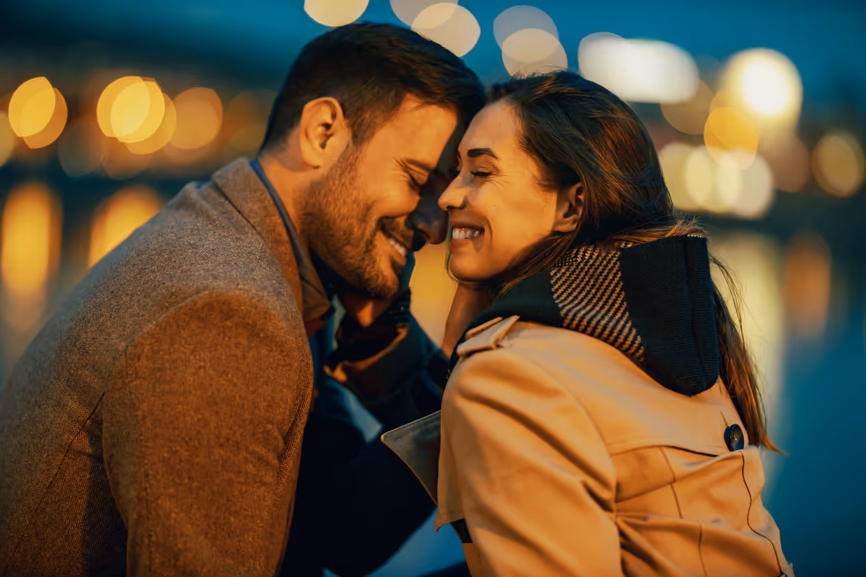 Mann und Frau kommen sich bei romantischem Date näher