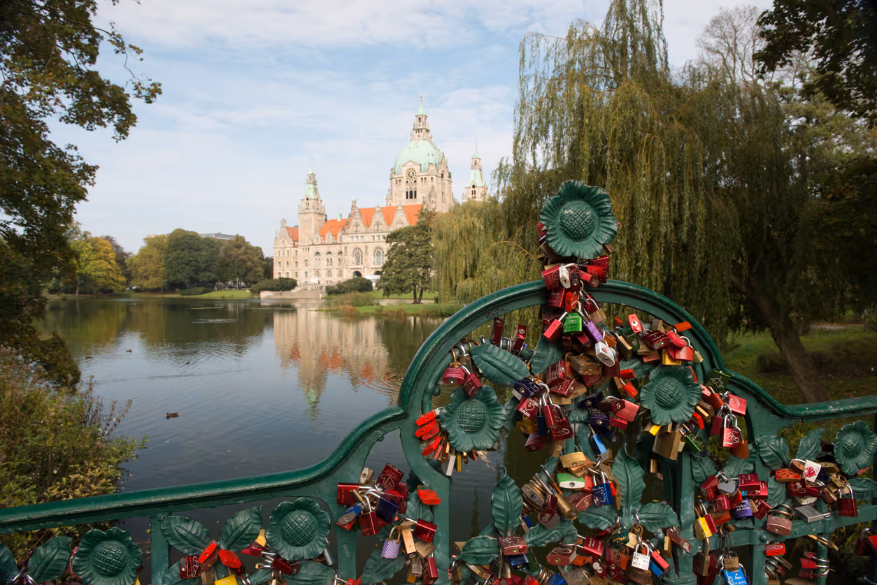 Neues Rathaus von der Parkseebrücke mit Liebesschlössern