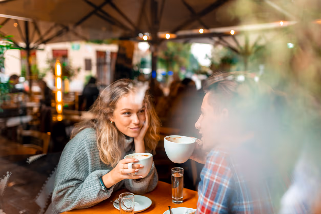 Junges Paar beim Kaffee-Date in gemütlicher Bar-Atmosphäre