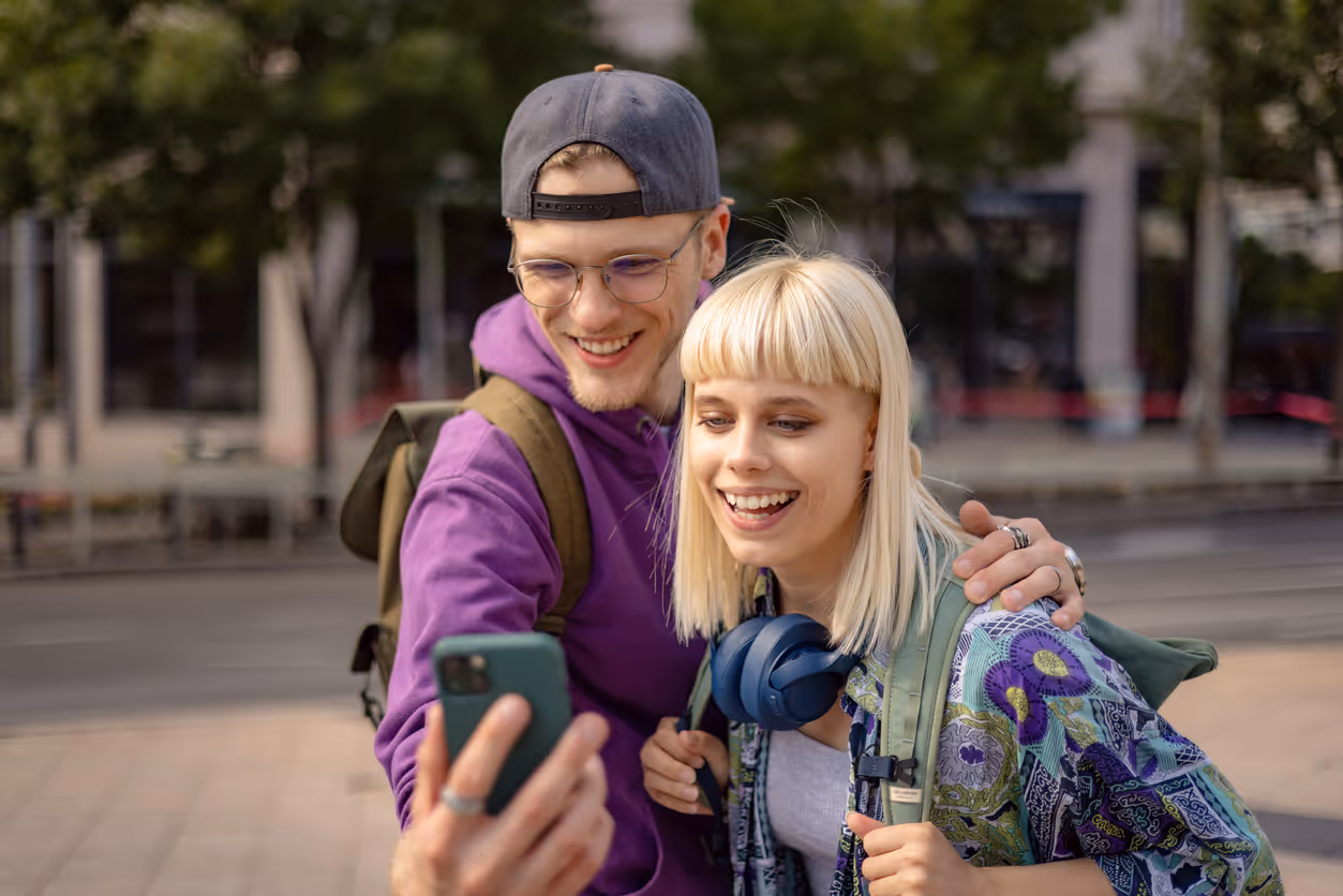 Paar mit Smartphone beim Stadtbummel