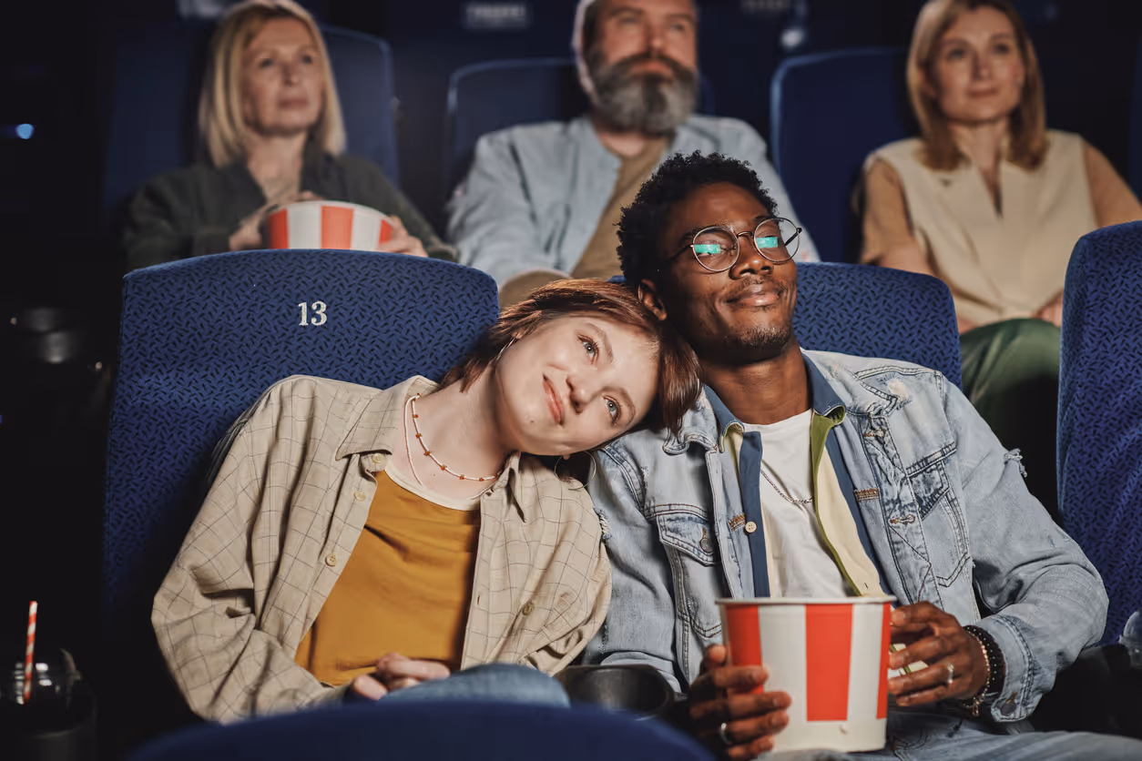 Junges Paar, das einen Abend im Kino verbringt.