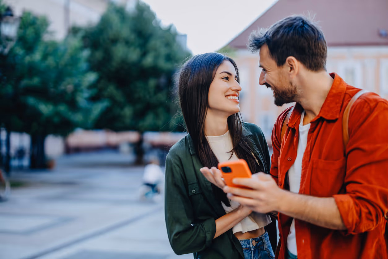 Paar in der Stadt vertieft ins Smartphone
